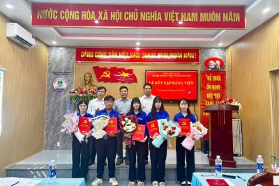 CHI BỘ TRƯỜNG THPT VÕ NGUYÊN GIÁP TỔ CHỨC LỄ KẾT NẠP 05 ĐẢNG VIÊN MỚI LÀ HỌC SINH ƯU TÚ